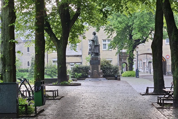 Het standbeeld van Pierre Cuypers tegenover de Munsterkerk in Roermond