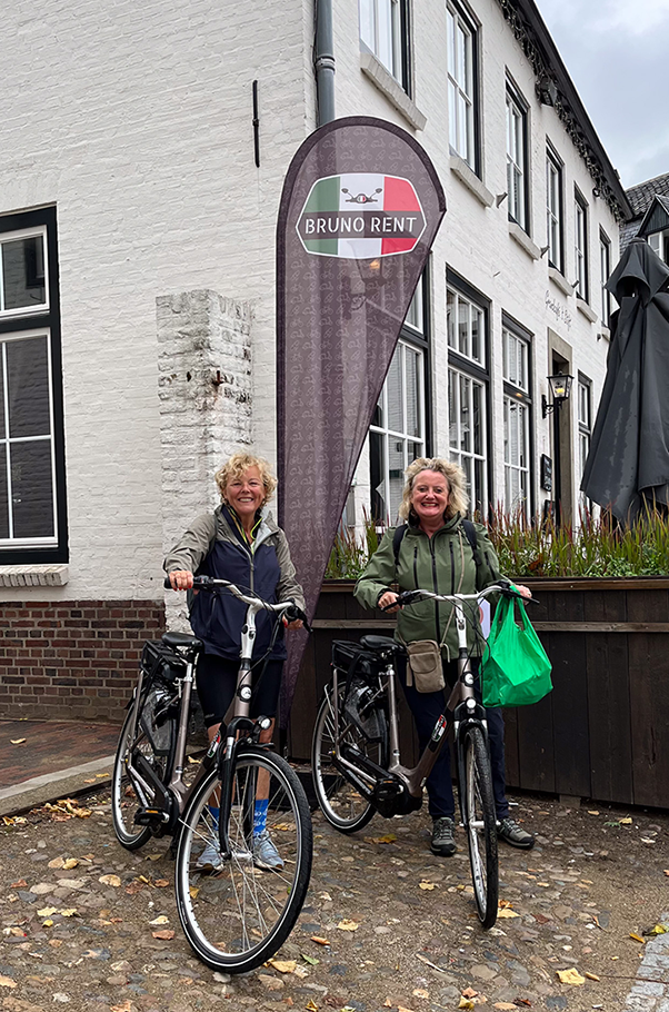 Marjan en Marjo huren twee e-bikes bij Bruno Rent