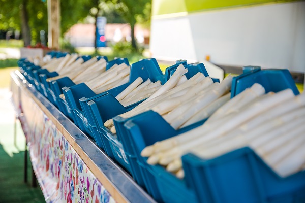 Frischer Spargel zum Verkauf an der Straße bei Rothenbach