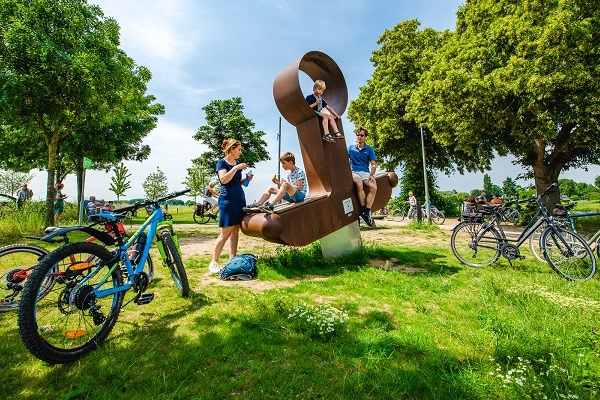 Kunstwerk het Drakenzwaard langs de Maas in Beesel