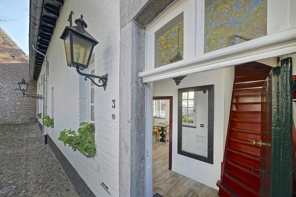 De deur staat open van de Hoffer woningen waar je kunt overnachten tijdens jouw bezoek aan Thorn