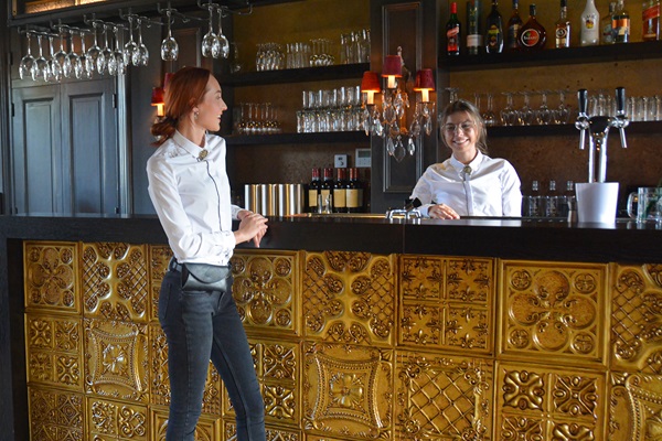 Ober wacht op de bestelling van de barkeeper bij 't Zusje in Weert