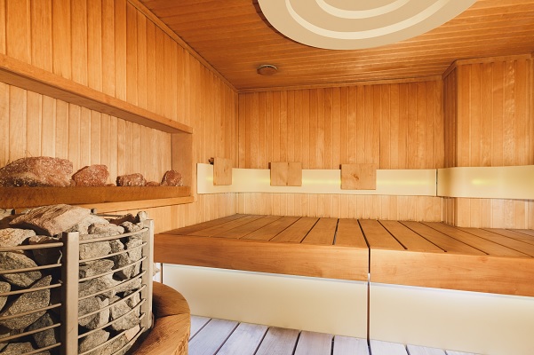 Het interieur van een houten sauna