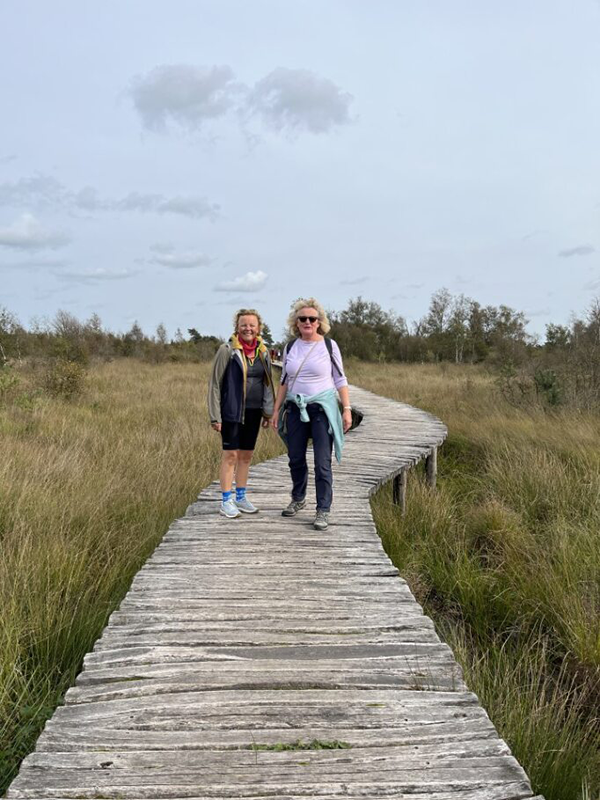 Marjo en Margot wandelen tijdens het fietsen door een kleine ronde door de Groote Peel