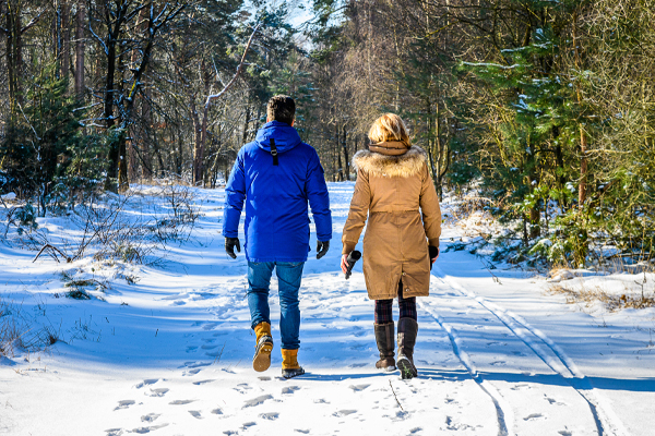 Man en vrouw wandelen in een winters landschap 